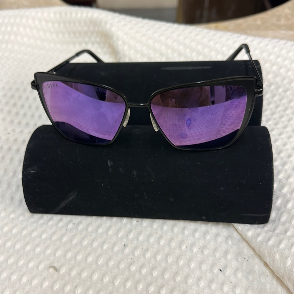 Pair of DIFF sunglasses - Designer Name GRACE